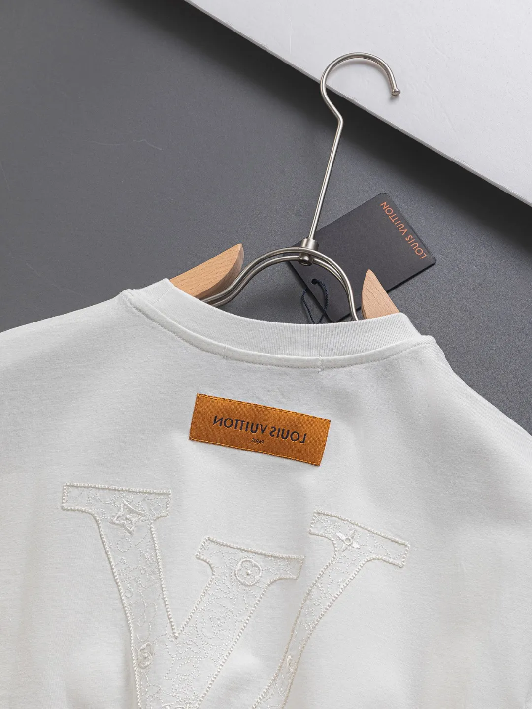 🅿️190 Louis Vuitton 1V LV slightly wide version S-XL 26SS LV new product counter catwalk style three-dimensional plain letter embroidery on the chest🪡logo large logo embroidery on the back🪡logo short-sleeved T-shirt, the same style for men and women! Short-sleeves are not the same as the general public, but must be unique and eye-catching. This LV short-sleeves is all about quality, comfort, consistent style, fashion, including fabrics and cutting techniques, all of which have been made with great effort! 320 grams of washed pure cotton fabric, pure cotton is breathable, very refreshing and comfortable for daily wear. The rib knitting on the neckline is smooth and tight, and the neckline will not be skewed if you toss it at will. The loose version, you will find that it looks really good on the upper body. The overall is minimalist and neat, super versatile for daily use! Pair it casually with a pair of pants for a youthful look. A T-shirt will make your outfit crazy. It is a fashionable item that can never go wrong! Color: Black White Rose Size: S-XL Size chart: S: Shoulder width 50-Bust 56-Length 70 M: Shoulder width 52-Bust 57-Length 72 L: Shoulder width 54-Bust 59-Length 74 XL: Shoulder width 56-Bust 62-Length 76
